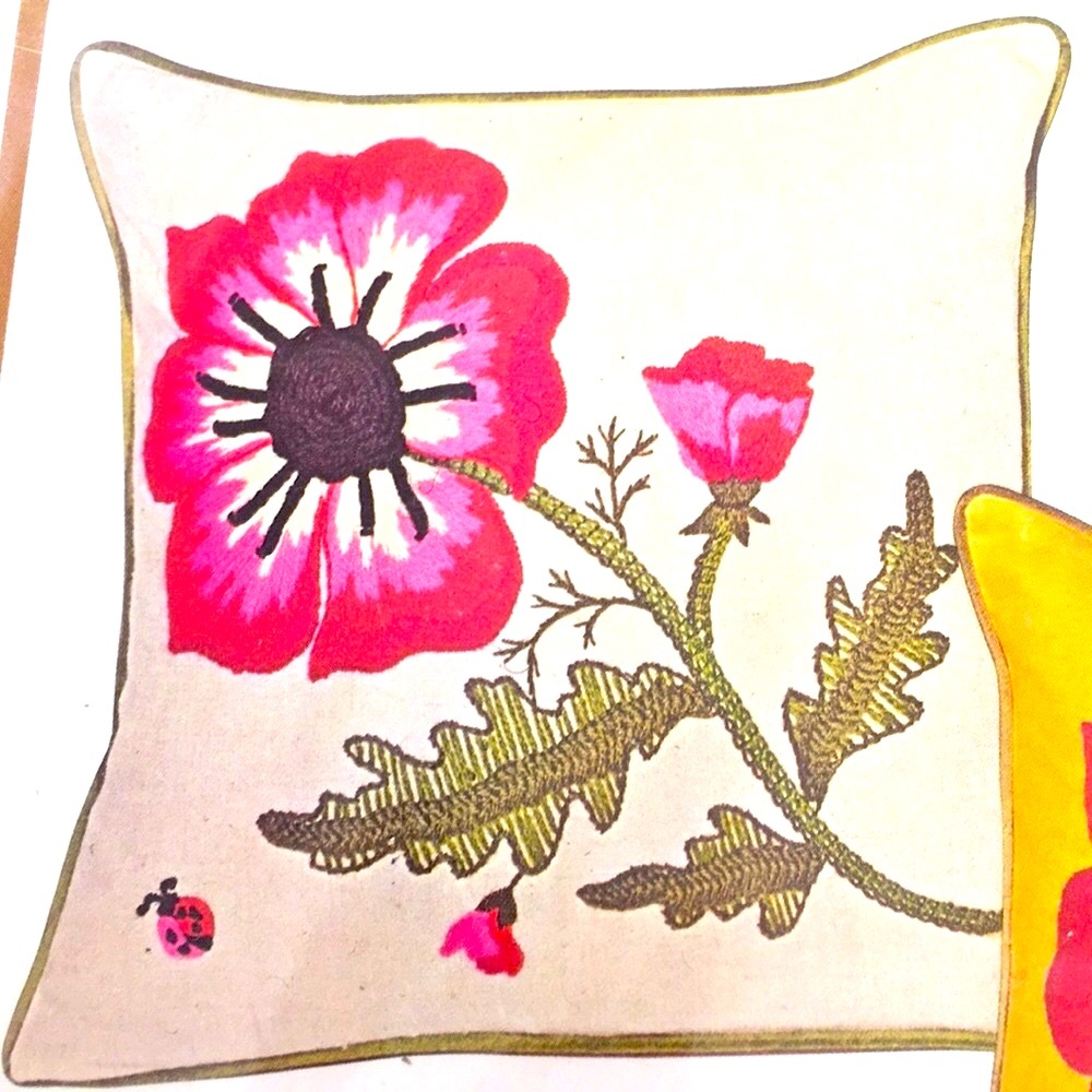 “Grande Poppy” Ecru crewel accent pillow kit